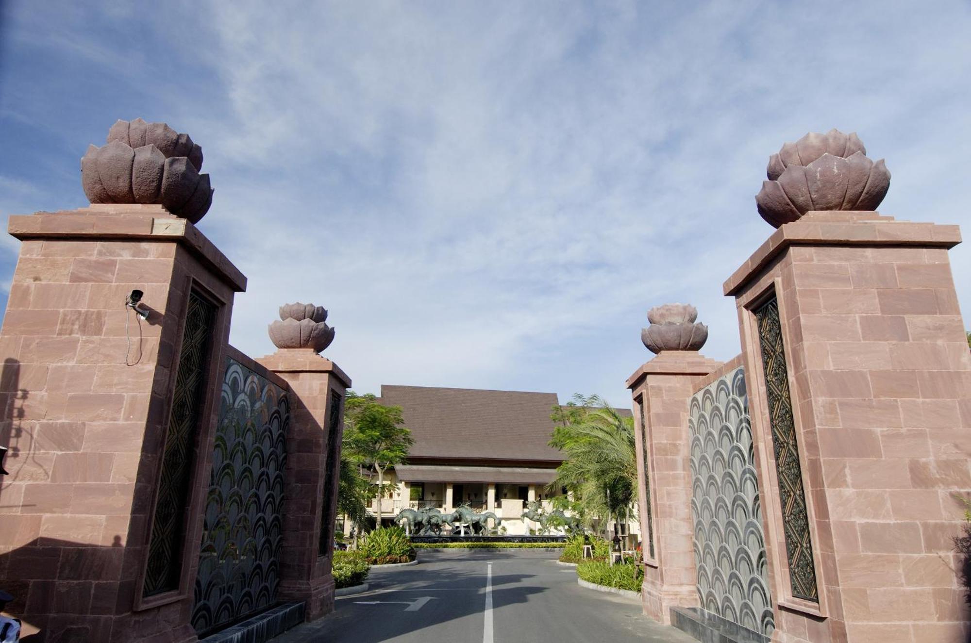 Garden Cliff Resort And Spa Pattaya Exterior photo